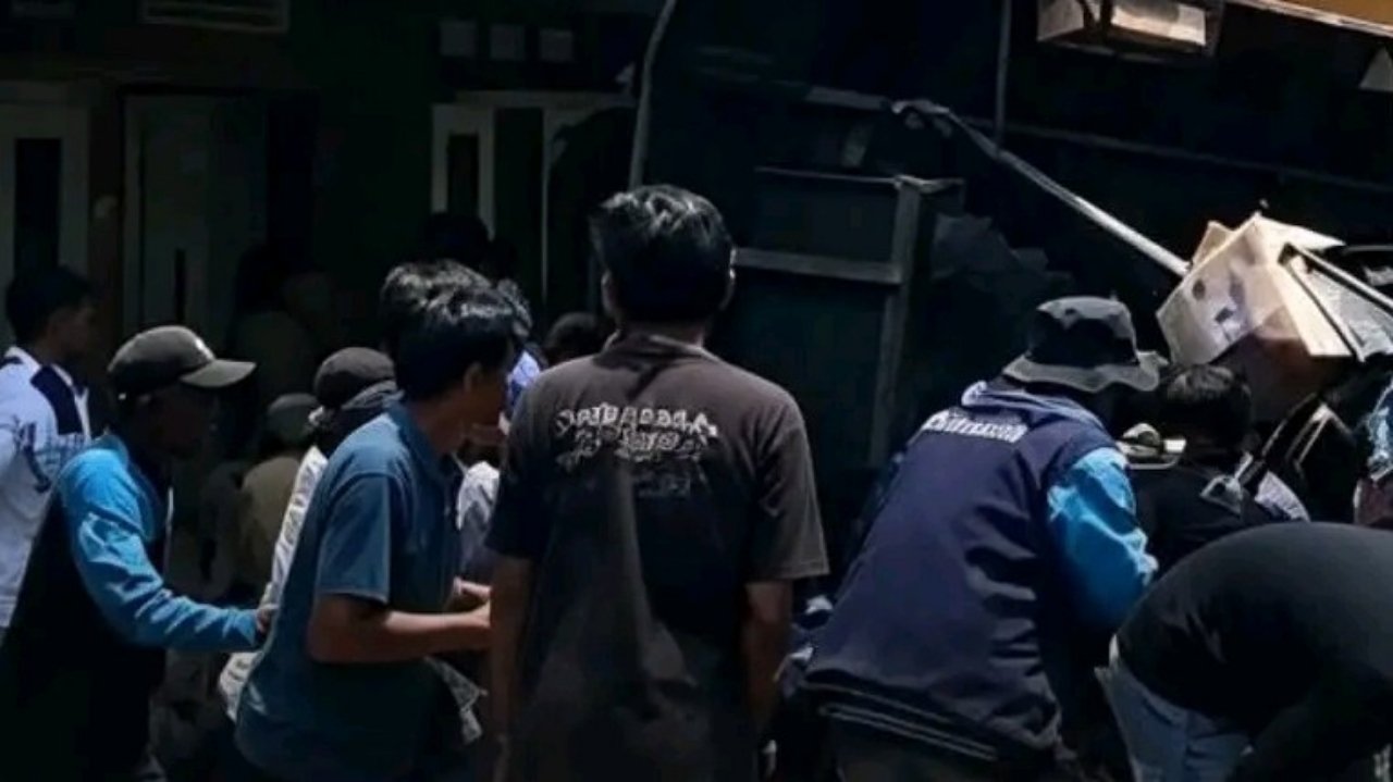 Mobil Pengangkut Sound System Singa Depok Terguling Saat Unjungan Buyut Layah di Indramayu, 5 Orang Luka
